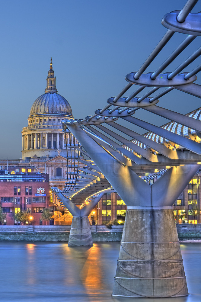 Millennium Bridge mit Blick auf St. Paul's