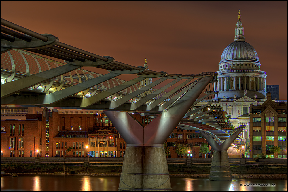 Millennium Bridge und St. Pauls Cathedral