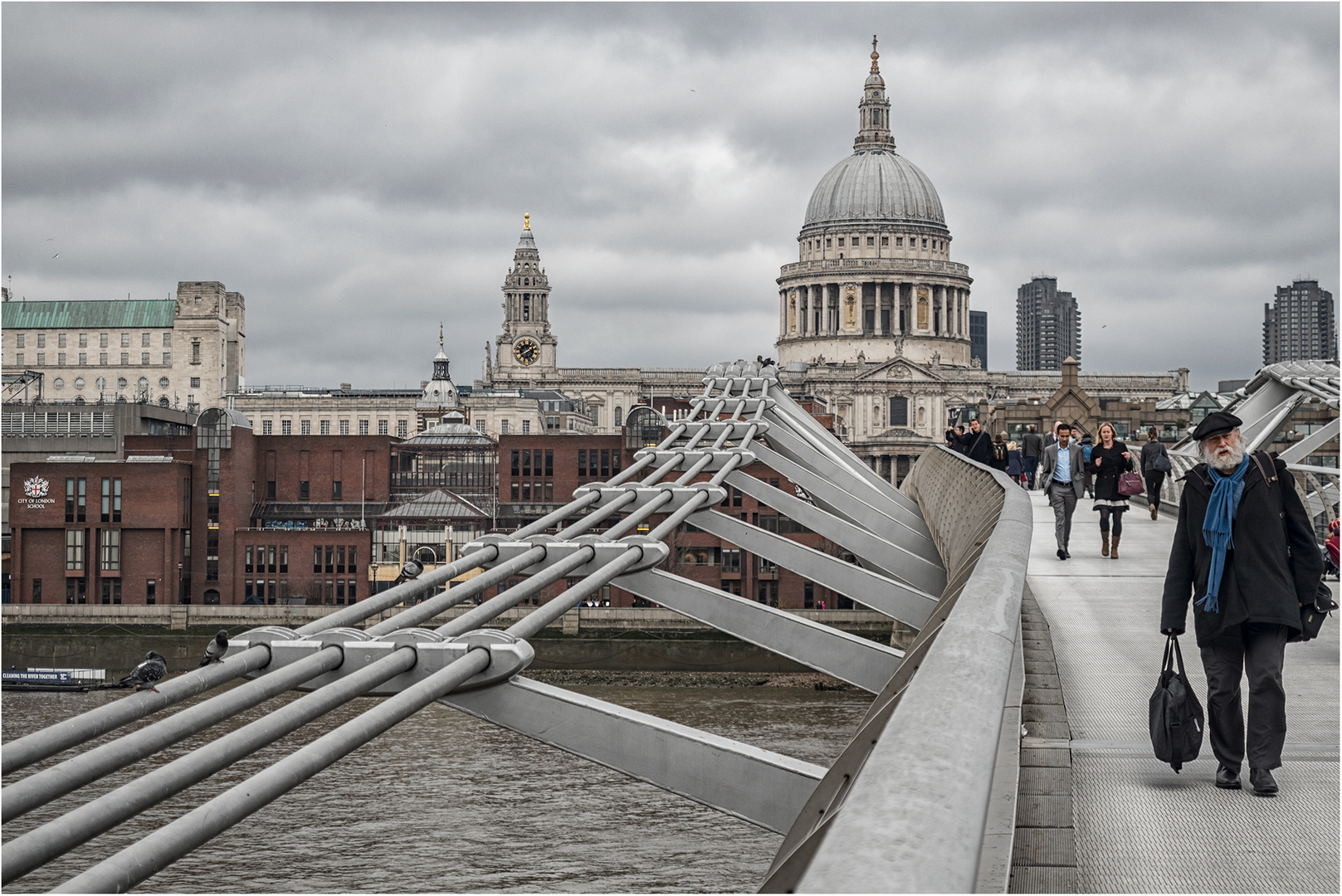 Millennium Brigde und St. Paul's Cathedral...