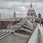 Millennium Brigde und St. Paul's Cathedral...