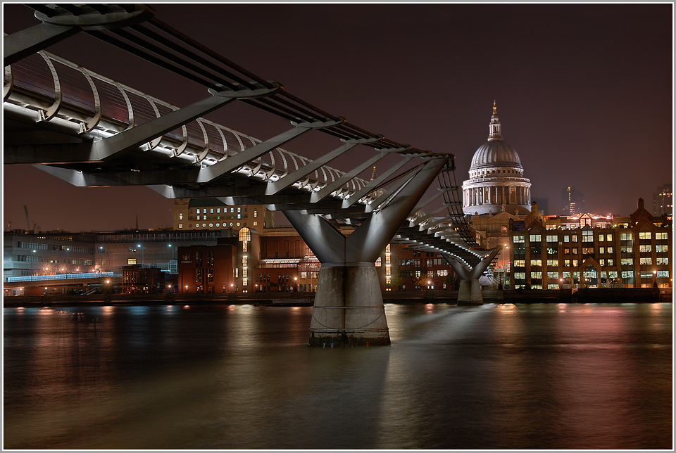 Millenniumbrücke und St. Paul`s Cathedral (London)