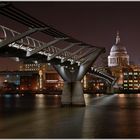 Millenniumbrücke und St. Paul`s Cathedral (London)