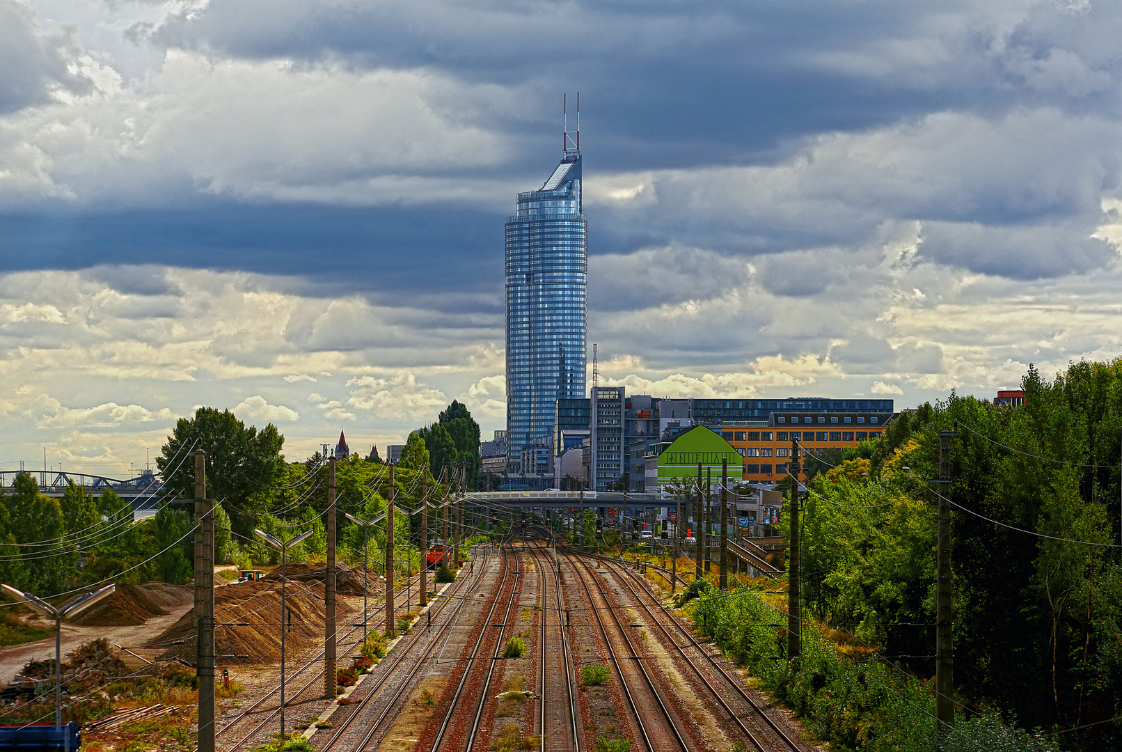 Millenniumtower von der Nordbrücke betrachtet.