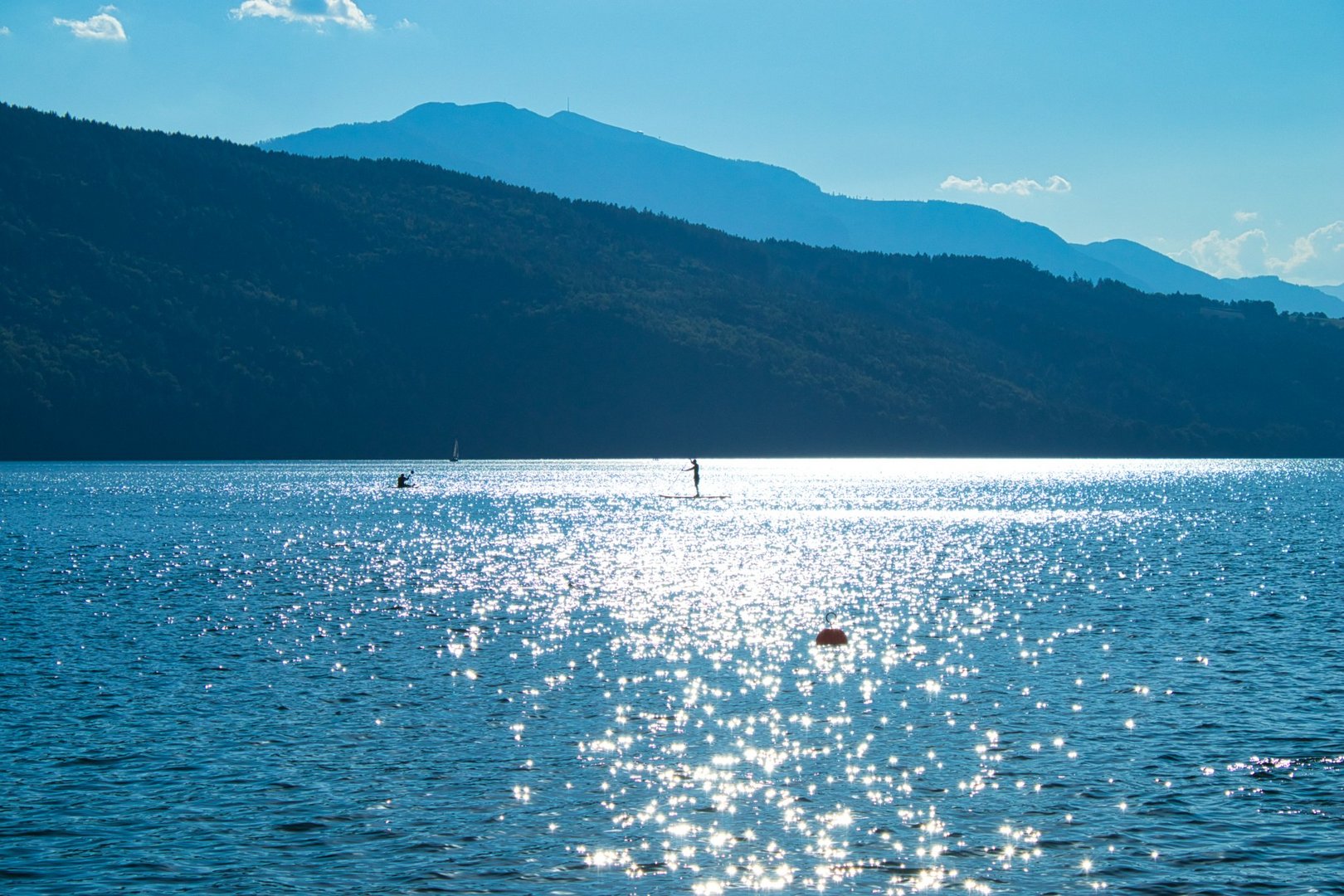 Millstättersee mit Sonnenspiegelung und SUP