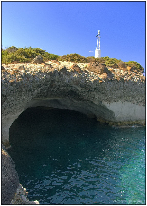 Milos - Pelekouda-Grotten und der Leuchtturm