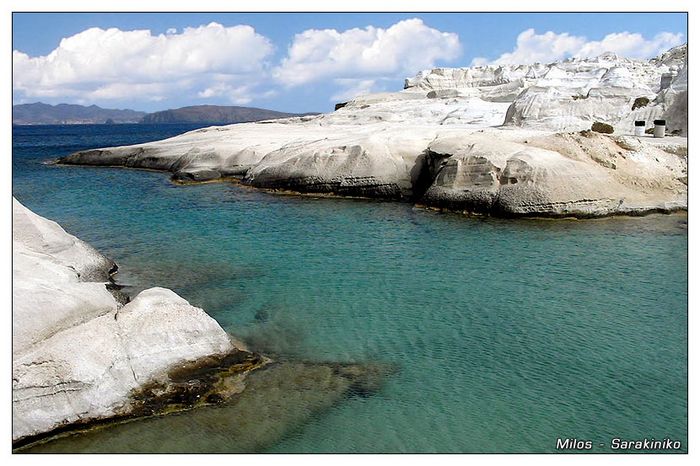 Milos - Sarakiniko oder Mondlandschaft mit Wasser