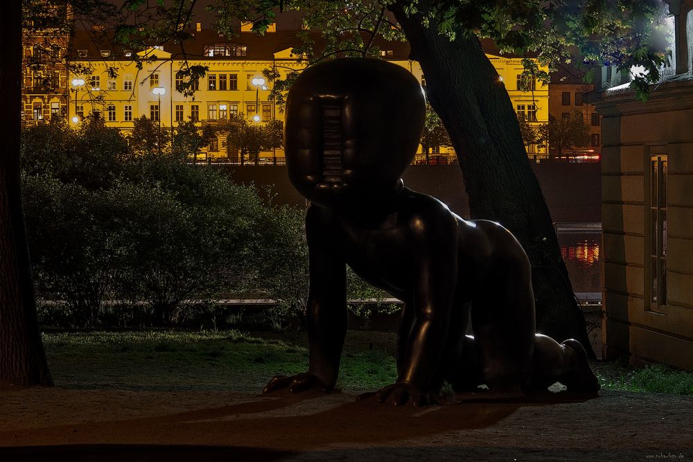 Miminka - Babies vor dem Kampa Museum