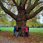 mindestens 5 Menschen