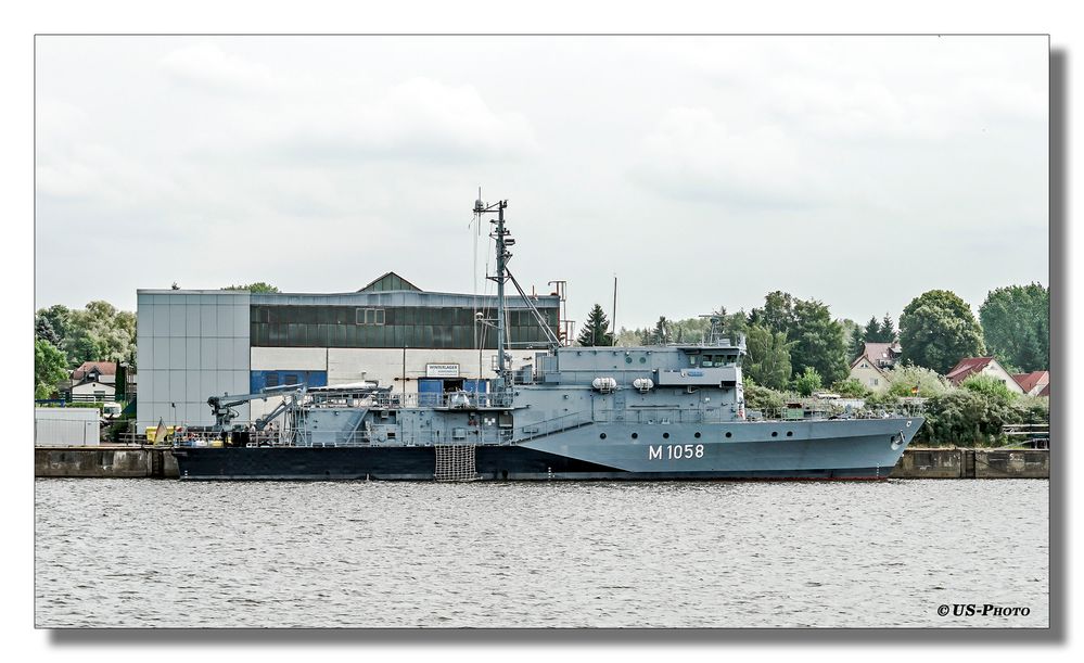 Minensuchboot im Hafen von Rostock