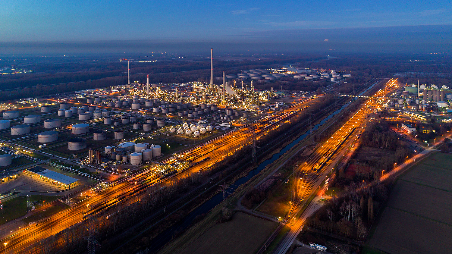 Mineralölraffinerie Miro in Karlsruhe @ Night