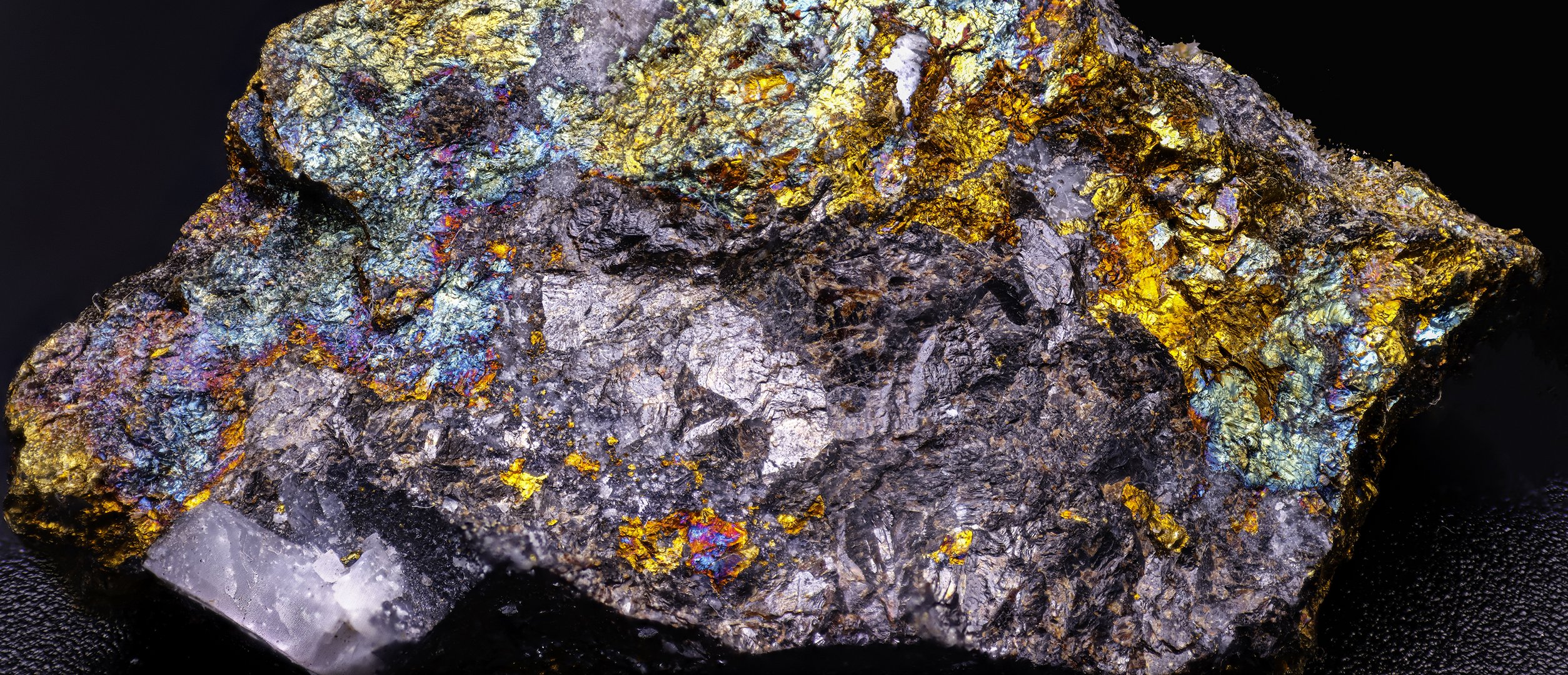 Mineralstein3     Panorama aus 2 Einzelaufnahmen mit Vergößerunglinse.