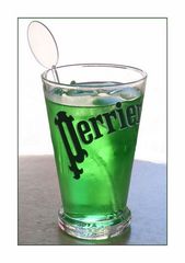 Mineralwasser mit Minzesirup