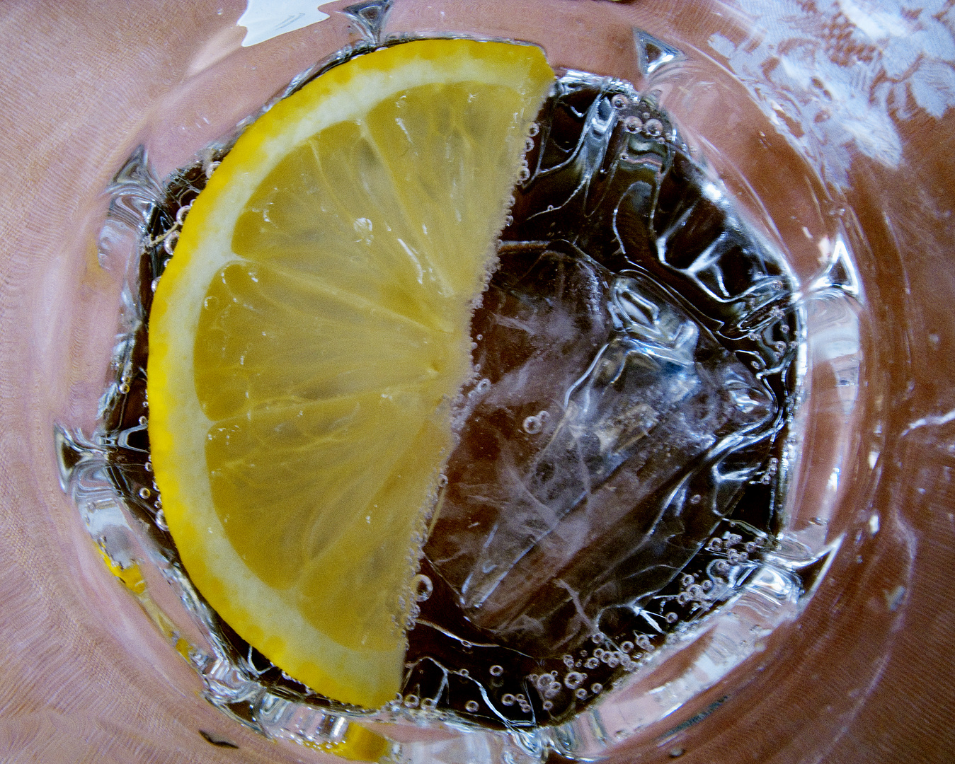 Mineralwasser mit Zitrone