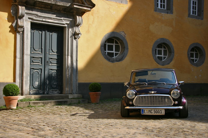 Mini Cabrio im Schloss