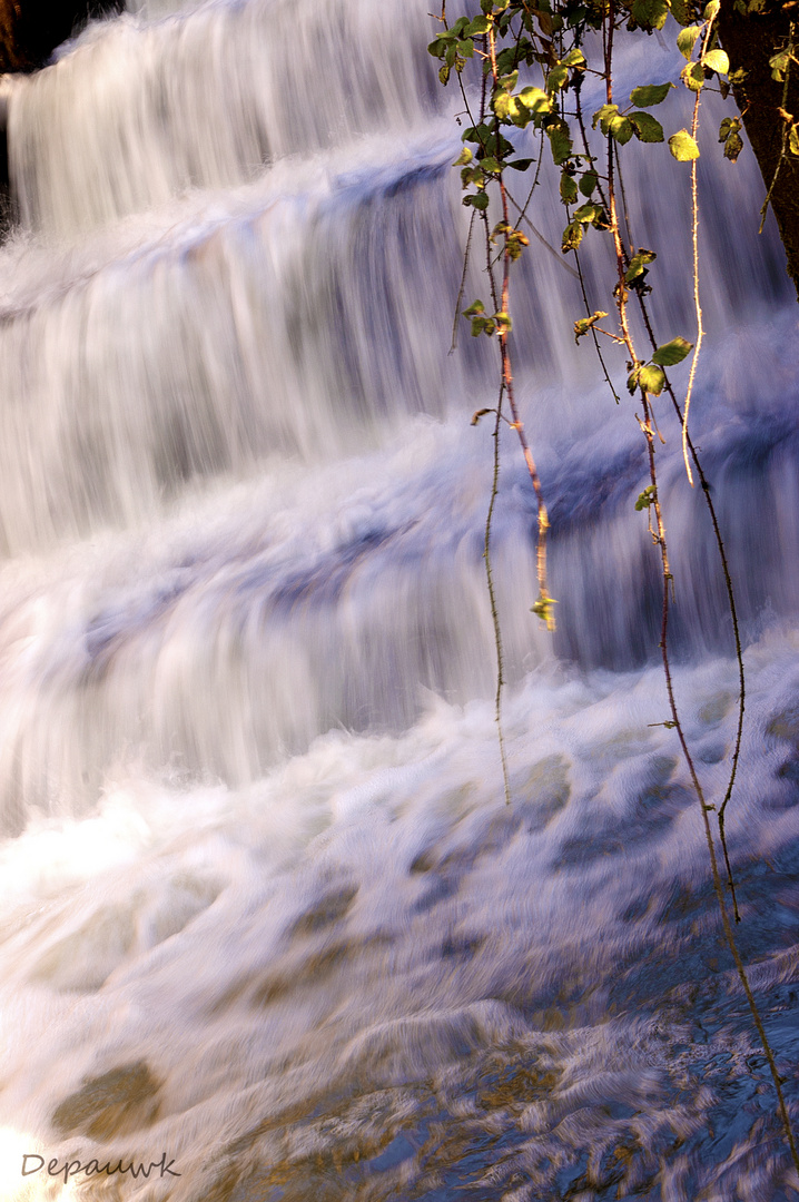 Mini cascade d'eau près de l'ascenseur à bateaux de Ronquières dans le Hainaut