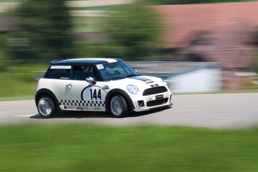 Mini Cooper mit 144 unterwegs