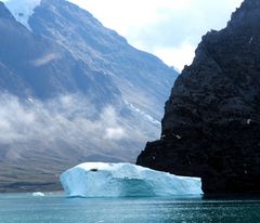 Mini - Eisberg vor Gletscher / Westgrönland