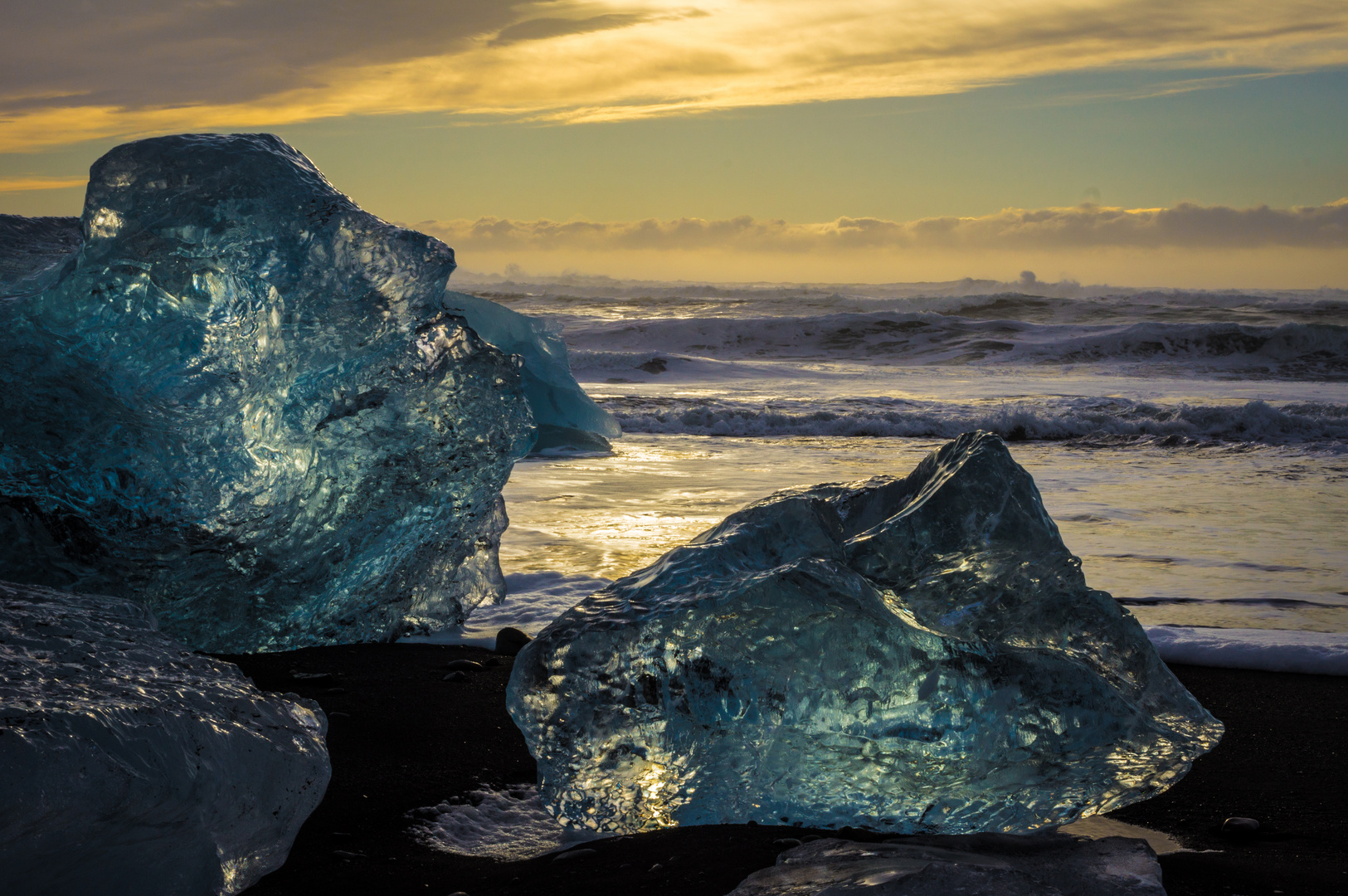 Mini-Eisberge am Strand von Jökulsárlón, Island