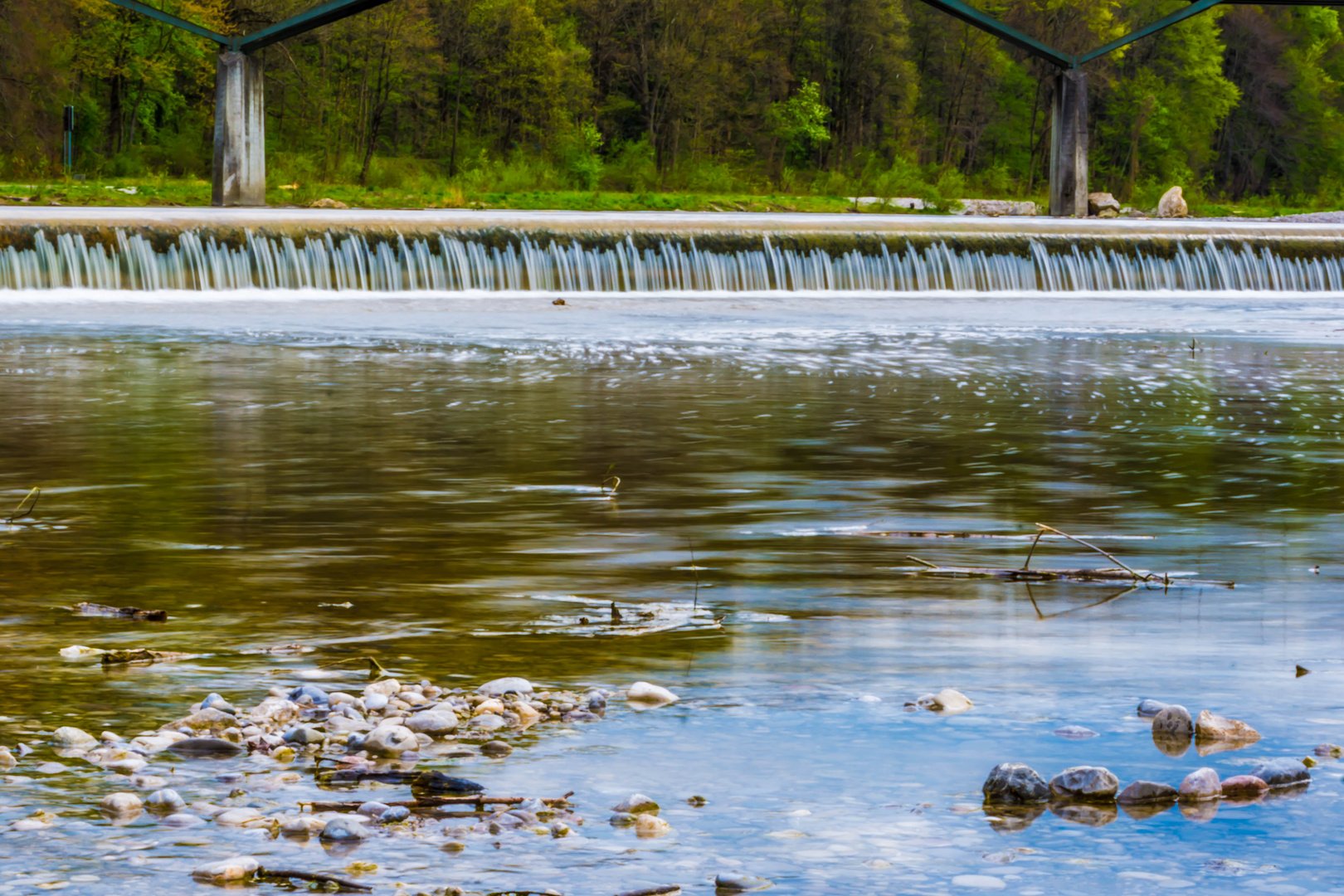 Mini-Wasserfall an der Isar