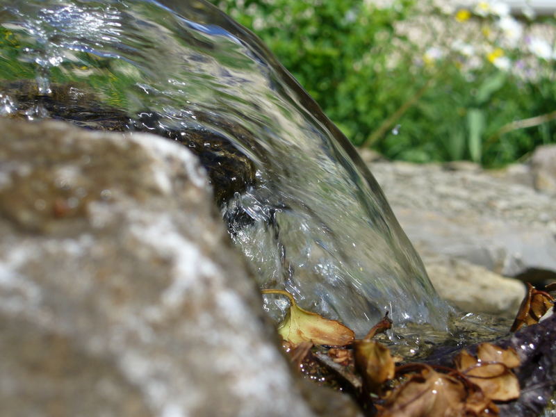 Mini-Wasserfall im Garten