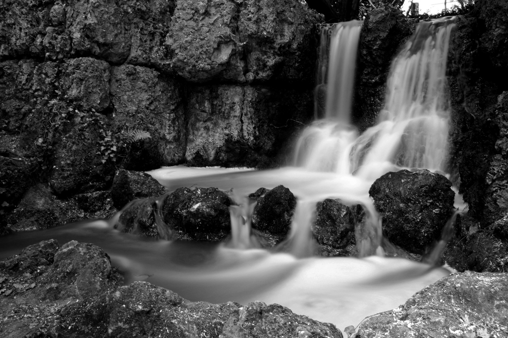 Mini-Wasserfall im Volksgarten Köln