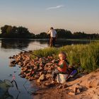 Miniangler auf Minibuhne an der Elbe