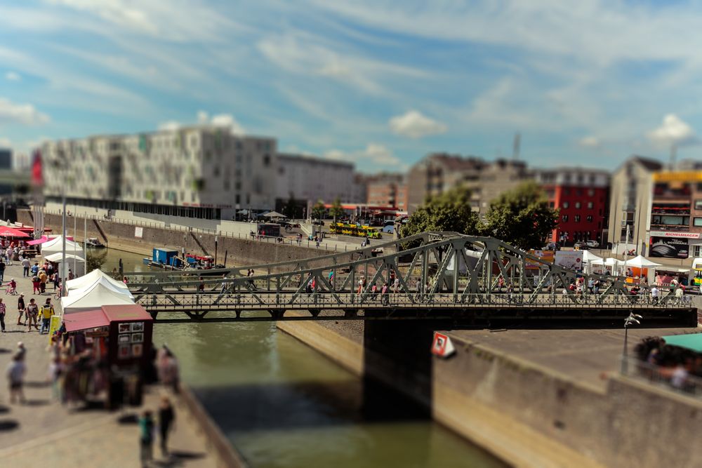 * Miniatur-Brücke *