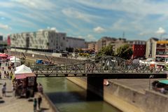 * Miniatur-Brücke *