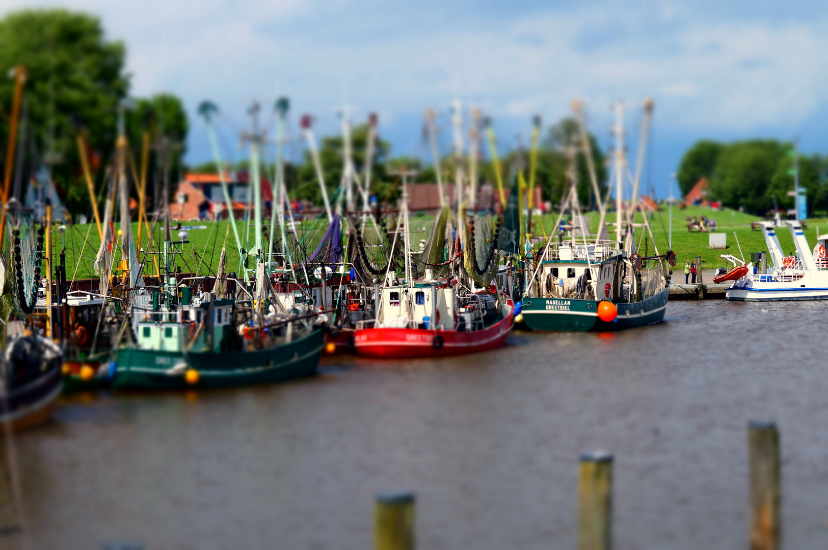 Miniatur-Kutter im Hafen von Greetsiel