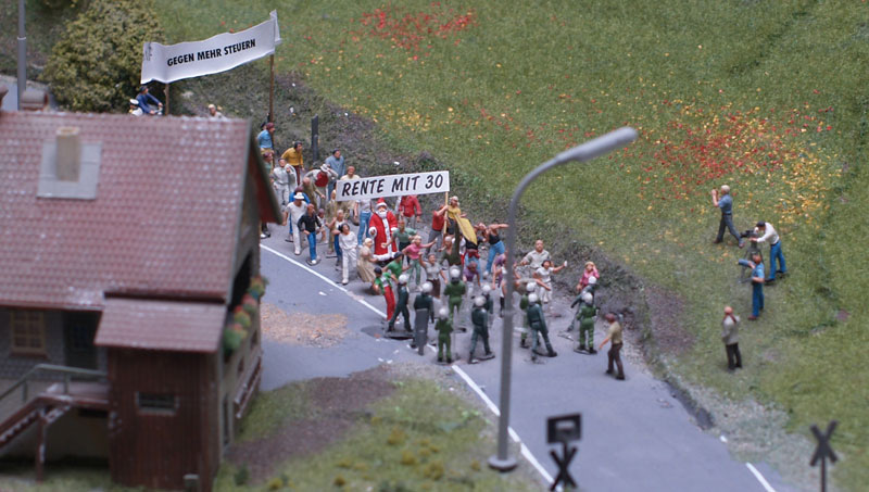 Miniatur-Wunderland Hamburg: Demonstration "Rente mit 30"