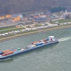Miniatureffekt - Frachtschiff auf dem Rhein