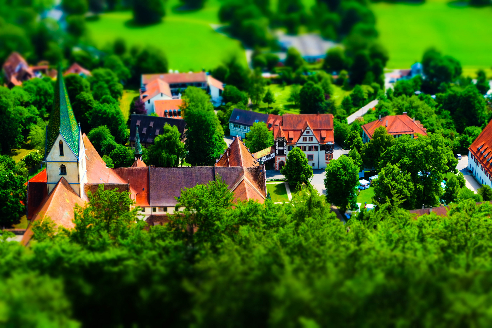 Miniaturkirche und -häuser