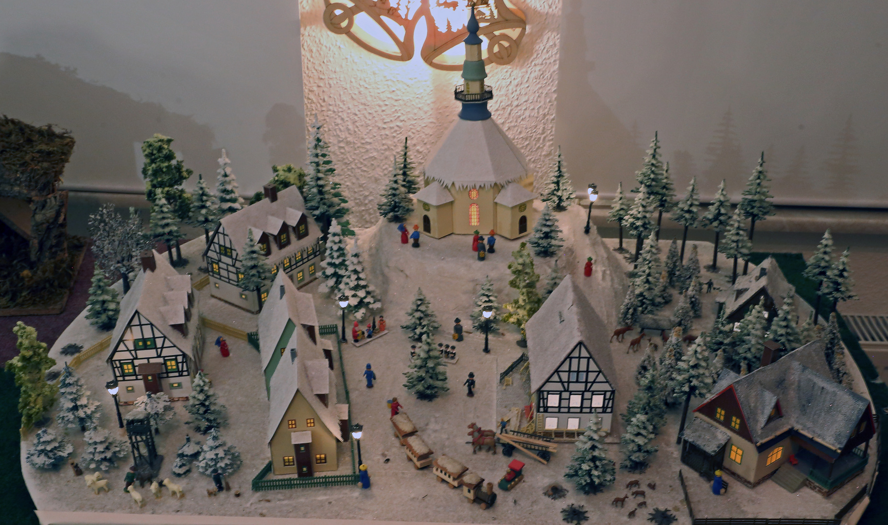 Miniaturseiffen  aus dem Erzgebirge im Winter zum 3. Advent