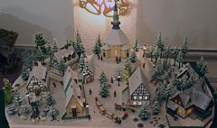 Miniaturseiffen  aus dem Erzgebirge im Winter zum 3. Advent