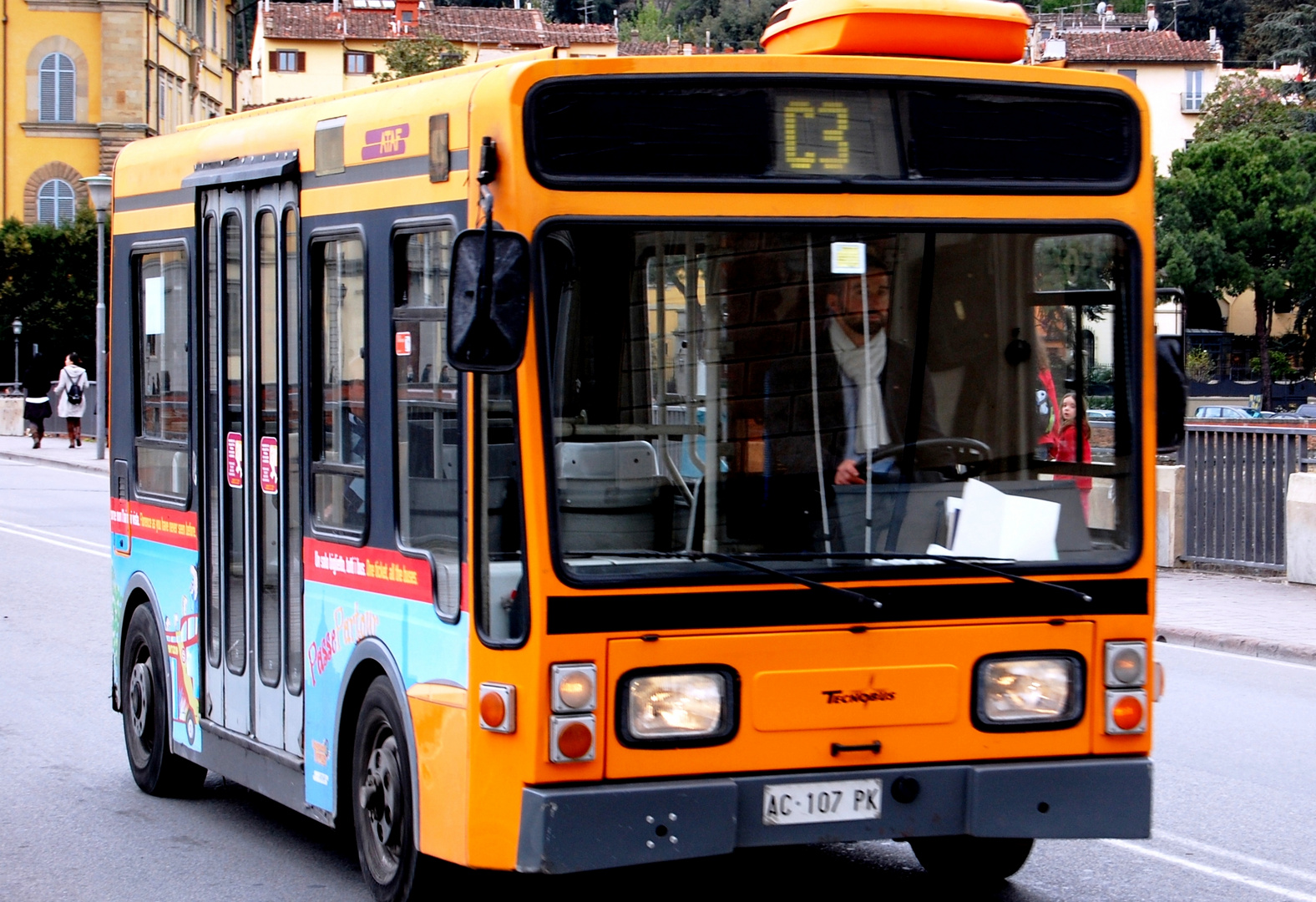 Minibus in Florenz - mehr Tür geht nicht!