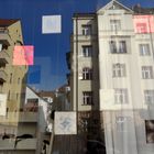 Minifrottagen im Schaufenster, als Spiegelung die Nürnberger Nordstadt