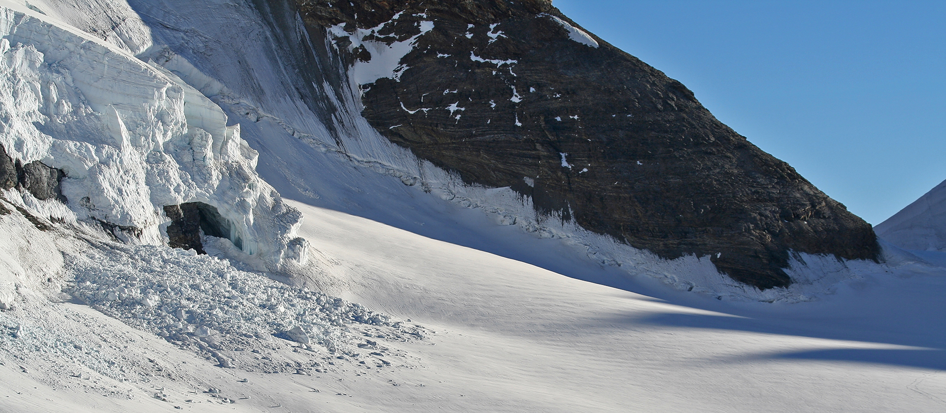 Minilavine am 4107m hohen  Mönch im Berner Oberland...