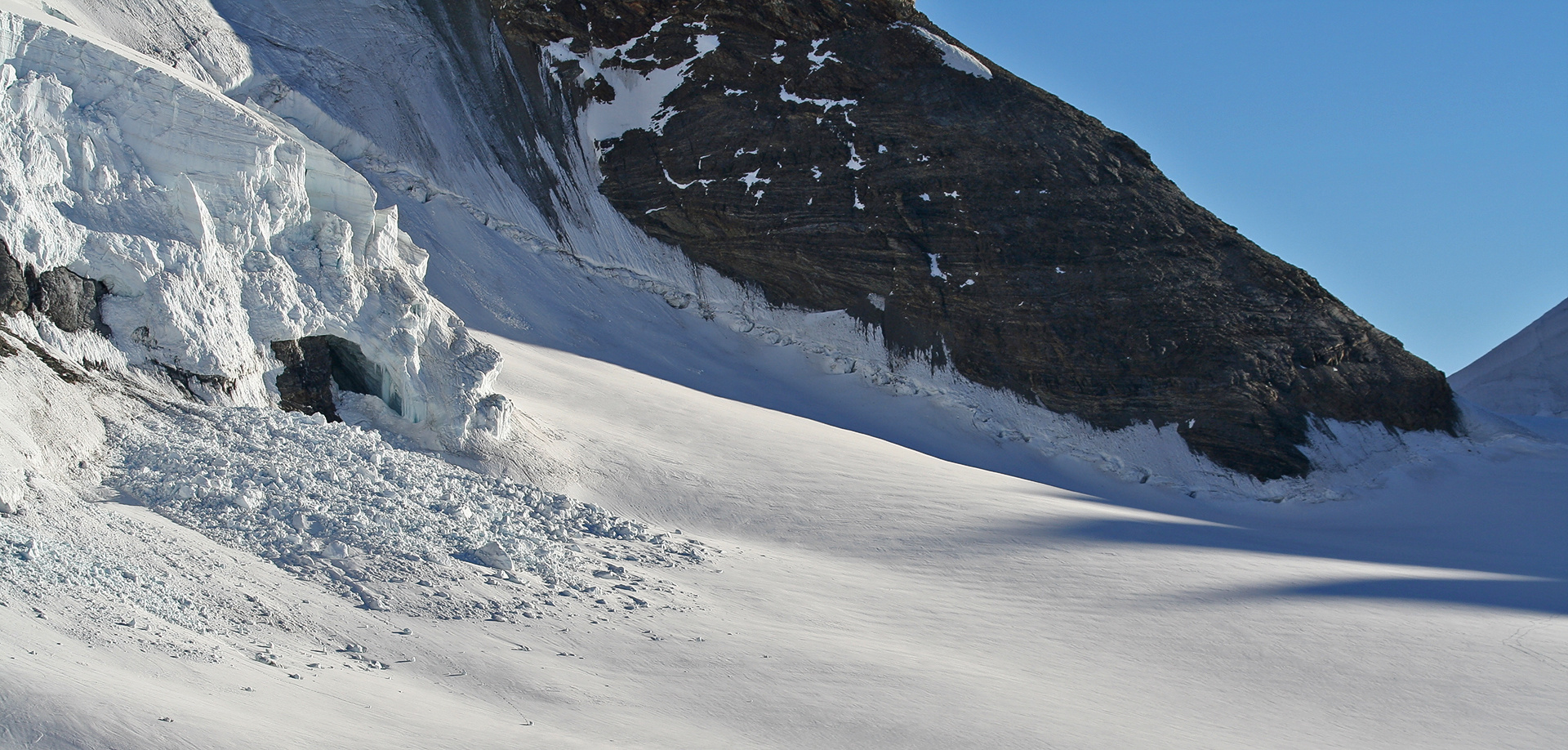 Minilawine am Mönch im Berner Oberland vom Jungfraujoch aus