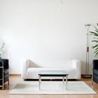 minimalistische Einrichtung in der vormaligen Wohnung