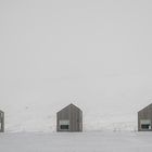 Minimalistische Ferienhaussiedlung im winterlichen Island