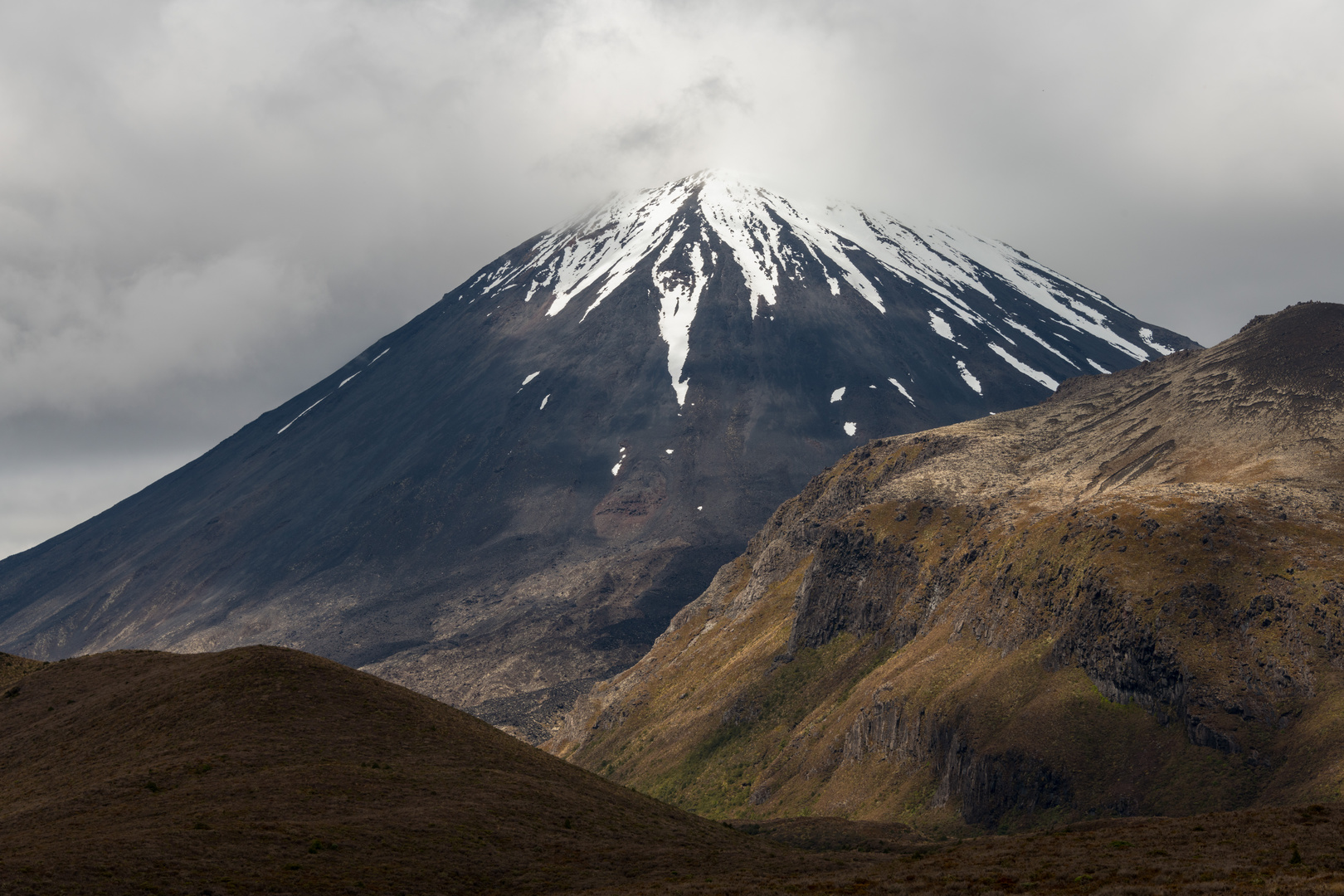 Minimalistisches Foto des Vulkans im Tongariro Nationalpark (Neuseeland)