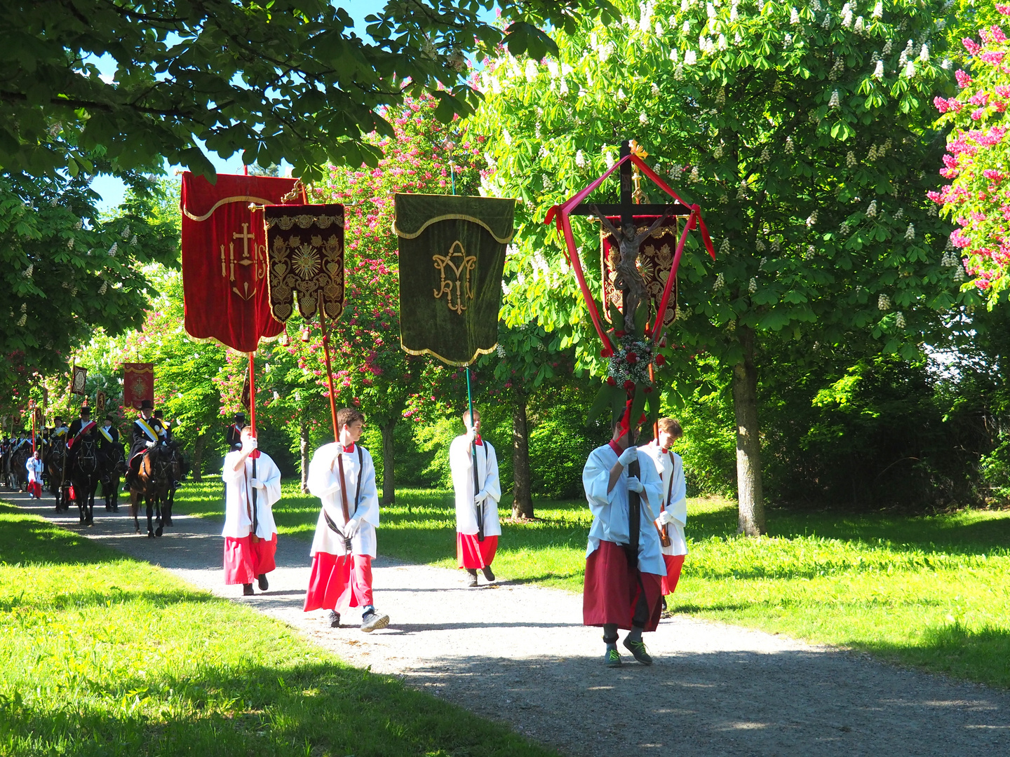 Ministranten mit Fahnen und Standarten vor dem Blutreiter