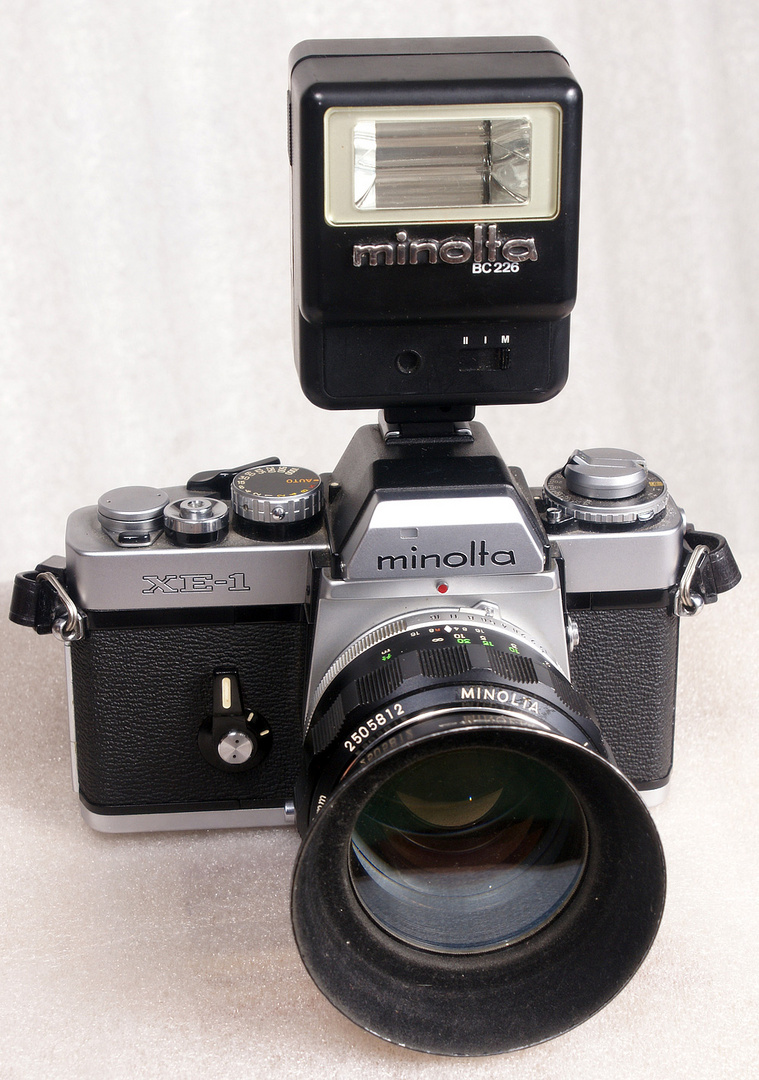 Minolta XE1 Mit Rokkor 1:1.2 58mm, Metallblende und Blitz Minolta BC 226.