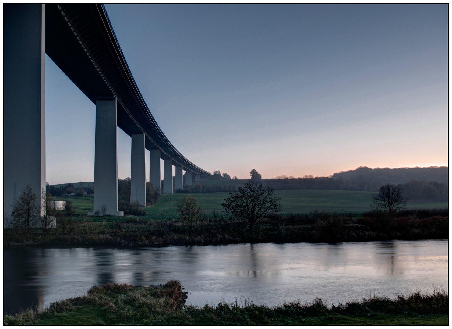 Mintarder Brücke bei Sonnenaufgang