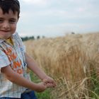 Mio figlio un gioco in campagna