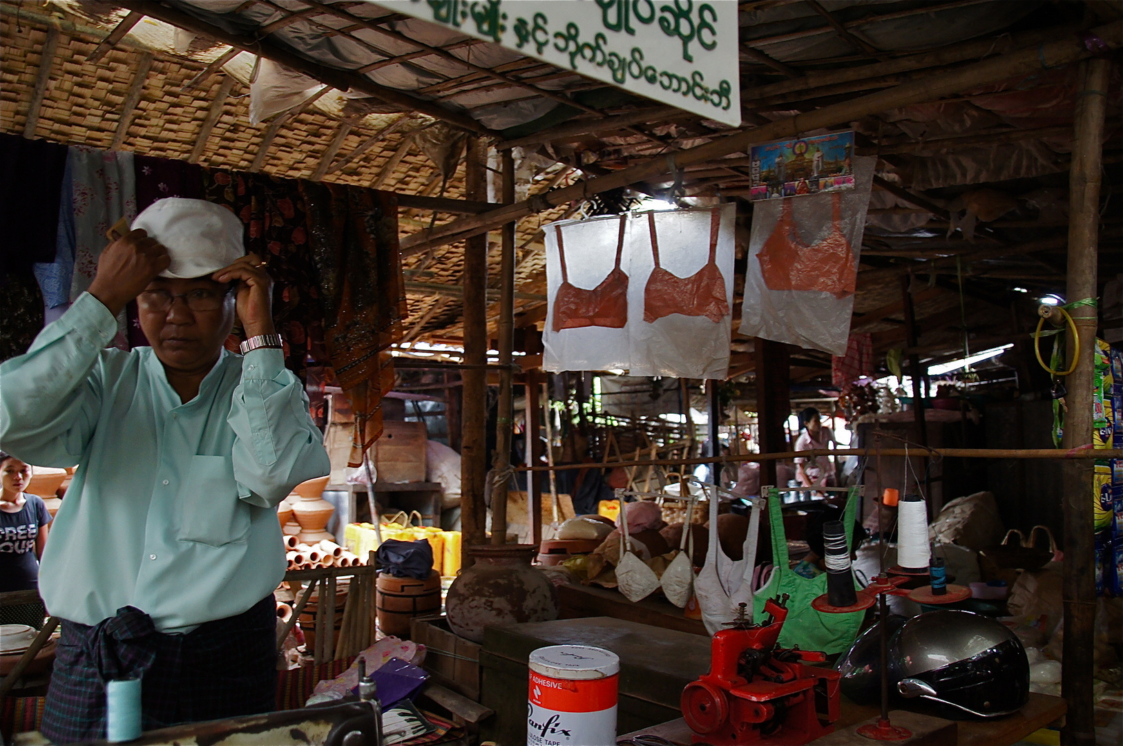 mir wurde gesagt, man fertigt hier auch zirkuszelte ;-), burma 2011