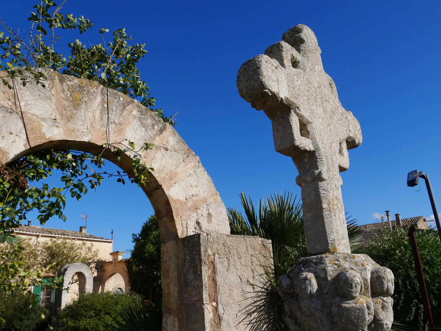 Mirador de sa Creu (Ariany) - 3 Bögen und ein Kreuz