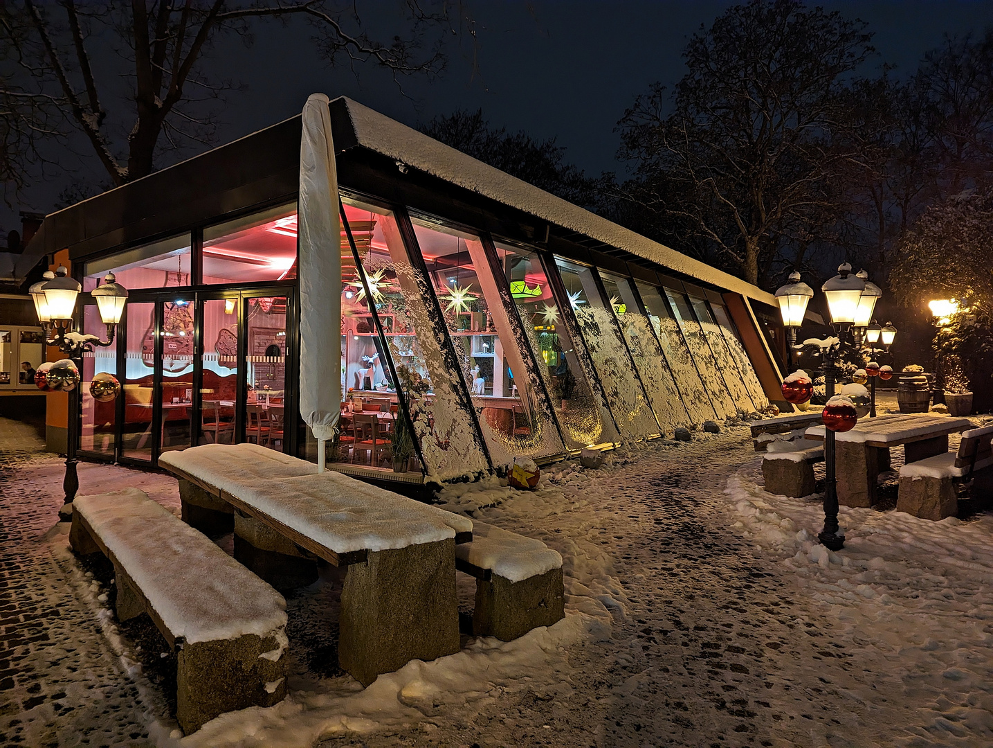 Miramar Chemnitz im Schnee und Weihnachtslook.