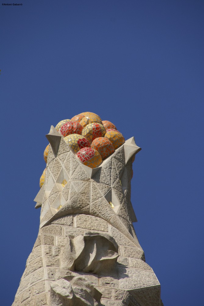 Mirando al cielo (Gaudi)