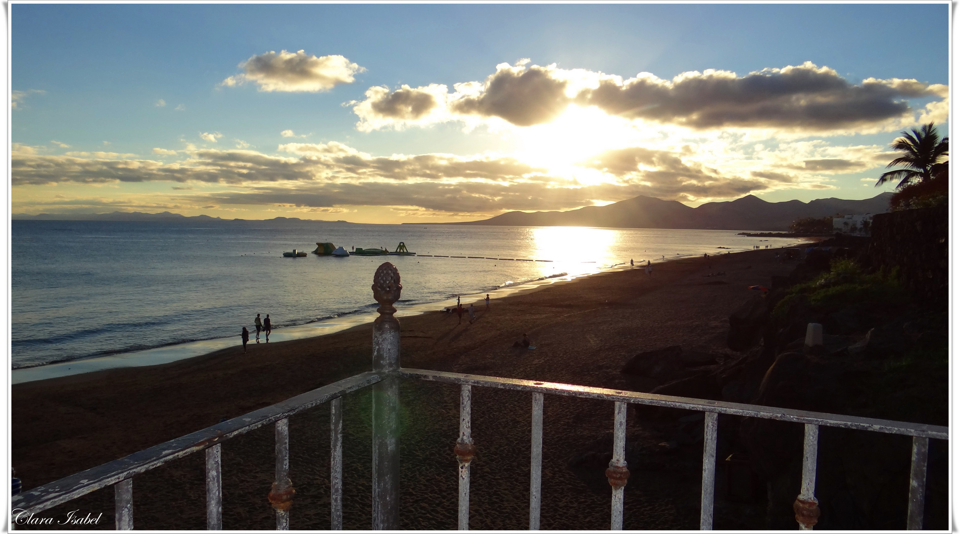 Mirando el bello atardecer